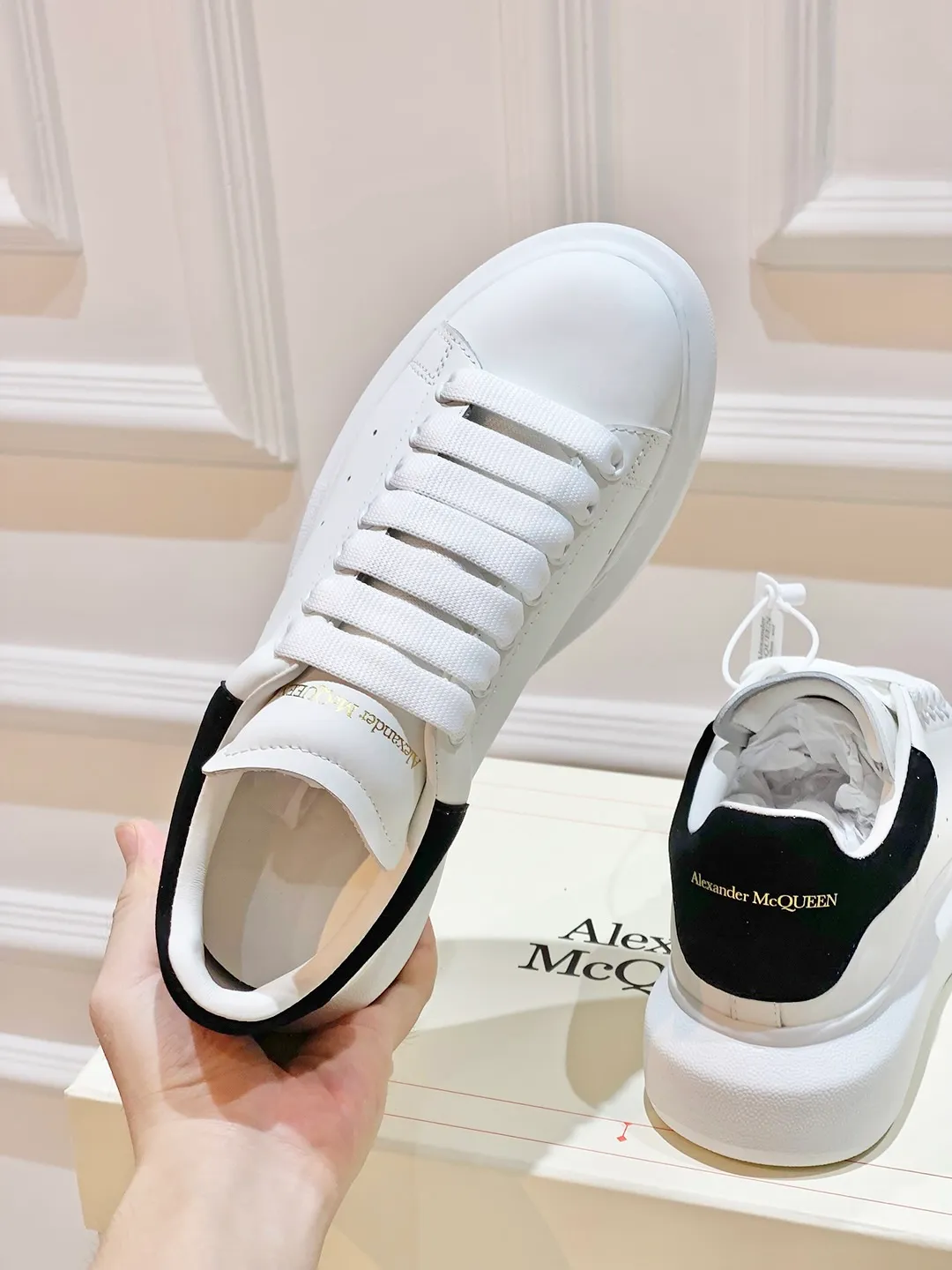 👟👟Ex-factory price 560👟👟 𝐀𝐥𝐞𝐱𝐚𝐧𝐝𝐞𝐫 𝐌𝐜𝐐𝐮𝐞𝐞𝐧A must-have for going out ~ full of confidence. McQueen white shoes are versatile and can instantly elongate your proportions. The long legs that fill the screen make you confident, sweet and cool, and can be controlled by both male and female gods, making you look better as you wear them. ⭐Shoe upper material: first-layer cowhide ⭐Shoe lining material: sheepskin ⭐Available sizes: 35-40, male 39-45 (female 40, male 45 customized)